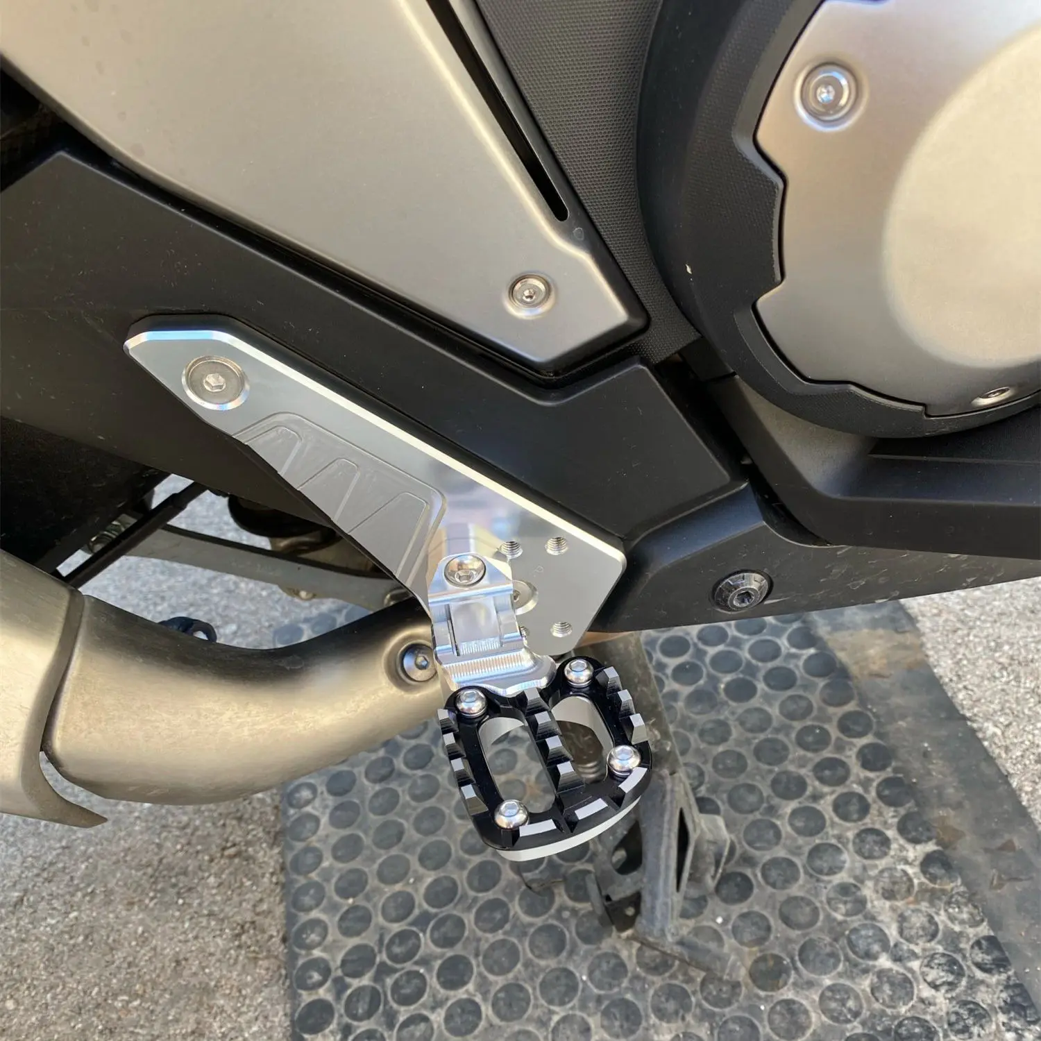 За Honda XADV X-ADV 750 2021 Задната част на педала от алуминиева сплав, Поставка за крака, Сгъваеми Крака, Стъпала за краката на пътника, сребристо-черен Изображение 1