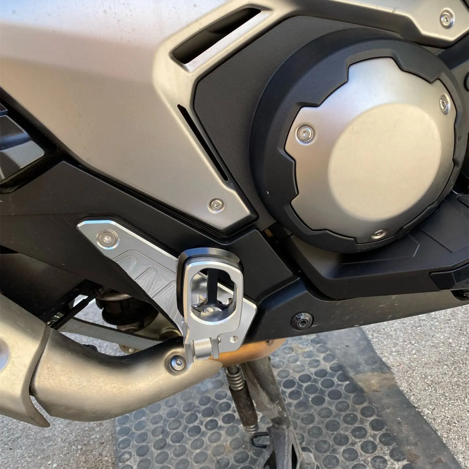 За Honda XADV X-ADV 750 2021 Задната част на педала от алуминиева сплав, Поставка за крака, Сгъваеми Крака, Стъпала за краката на пътника, сребристо-черен Изображение 2